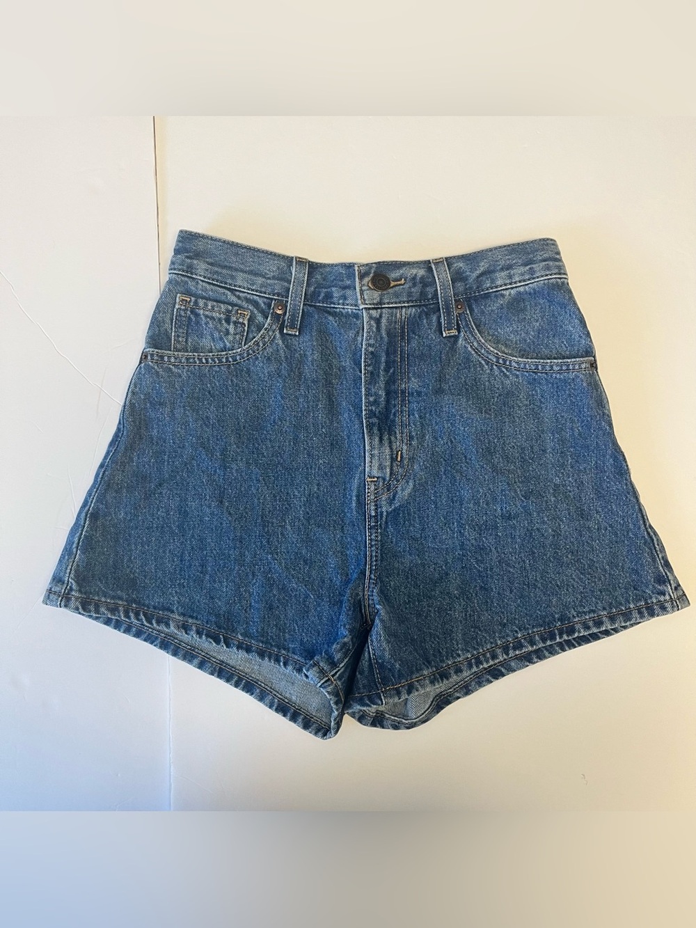 Levi's Women’s High Waisted Mom Jean Shorts Blue Medium Wash Relaxed Fit Sz 25